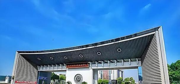 两所民办大学被接管转为公办，学费大幅下降，民办培训服务机构面临新变局